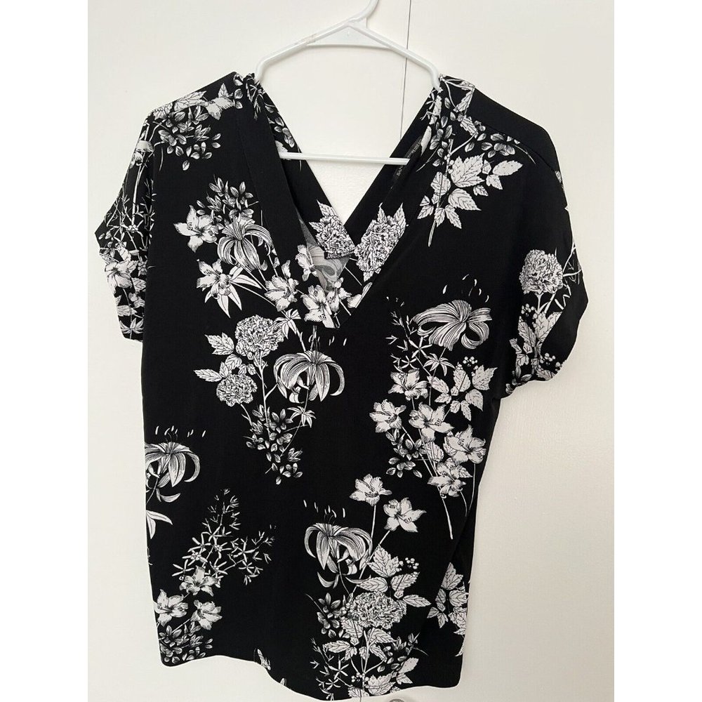 Banana Republic V Neck Floral Print Blouse Size Small Black &. White NWT